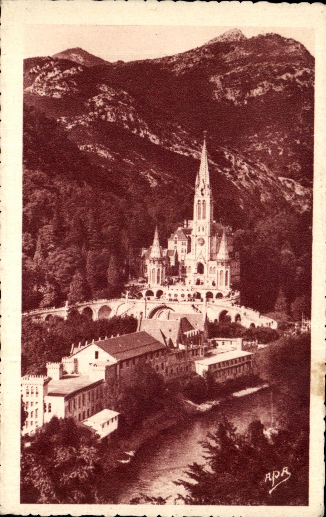 CPA Lourdes La Basilique et le Gave