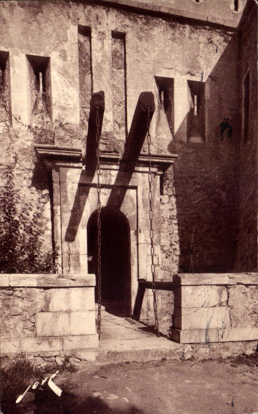 CPA Lourdes La chateau Fort Pont levis d'une Porte d'entree