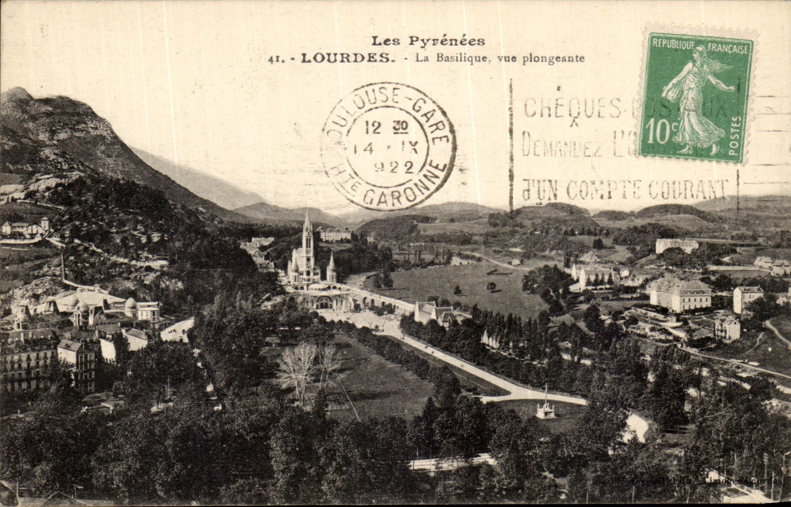 CPA Les Pyrenees Lourdes La Basilique vue plongeante