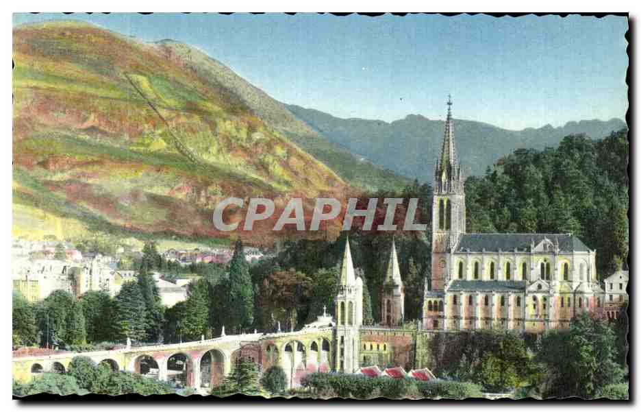 CPA Lourdes La Basilique vue de cote et les Pyrenees