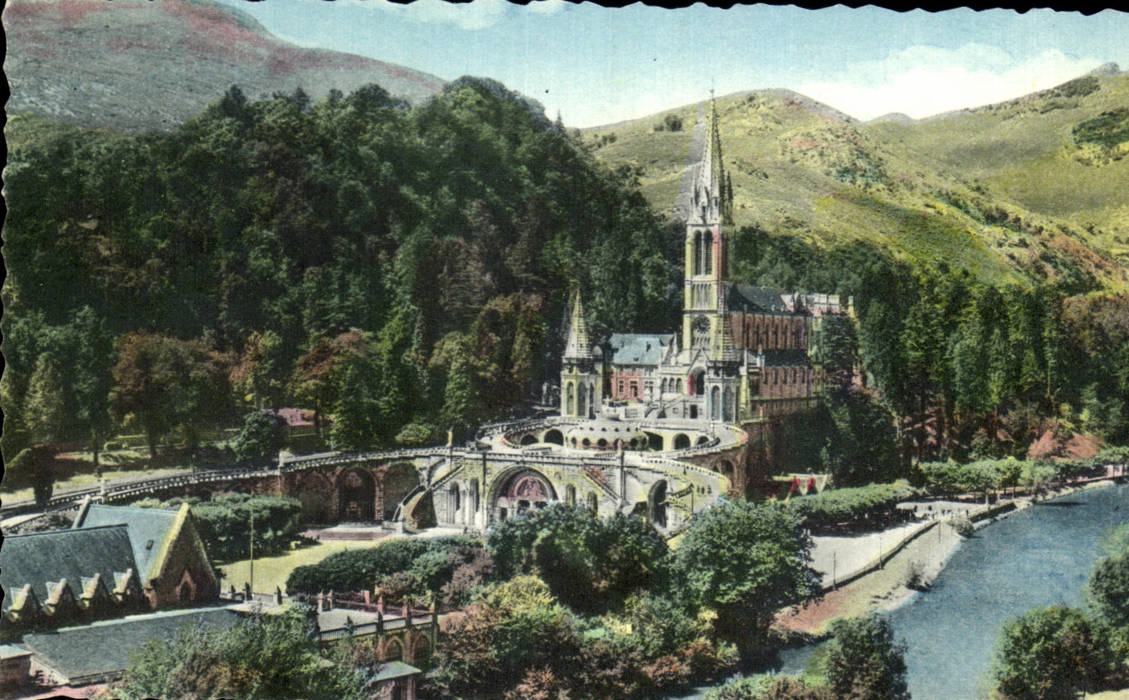 CPA Lourdes La Basilique et le Gave