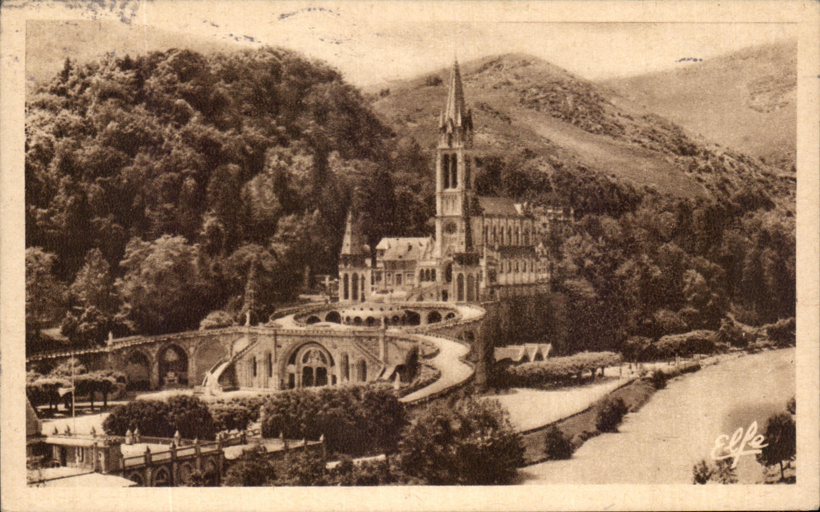 CPA Lourdes Vue sur le Gave et la Basilique