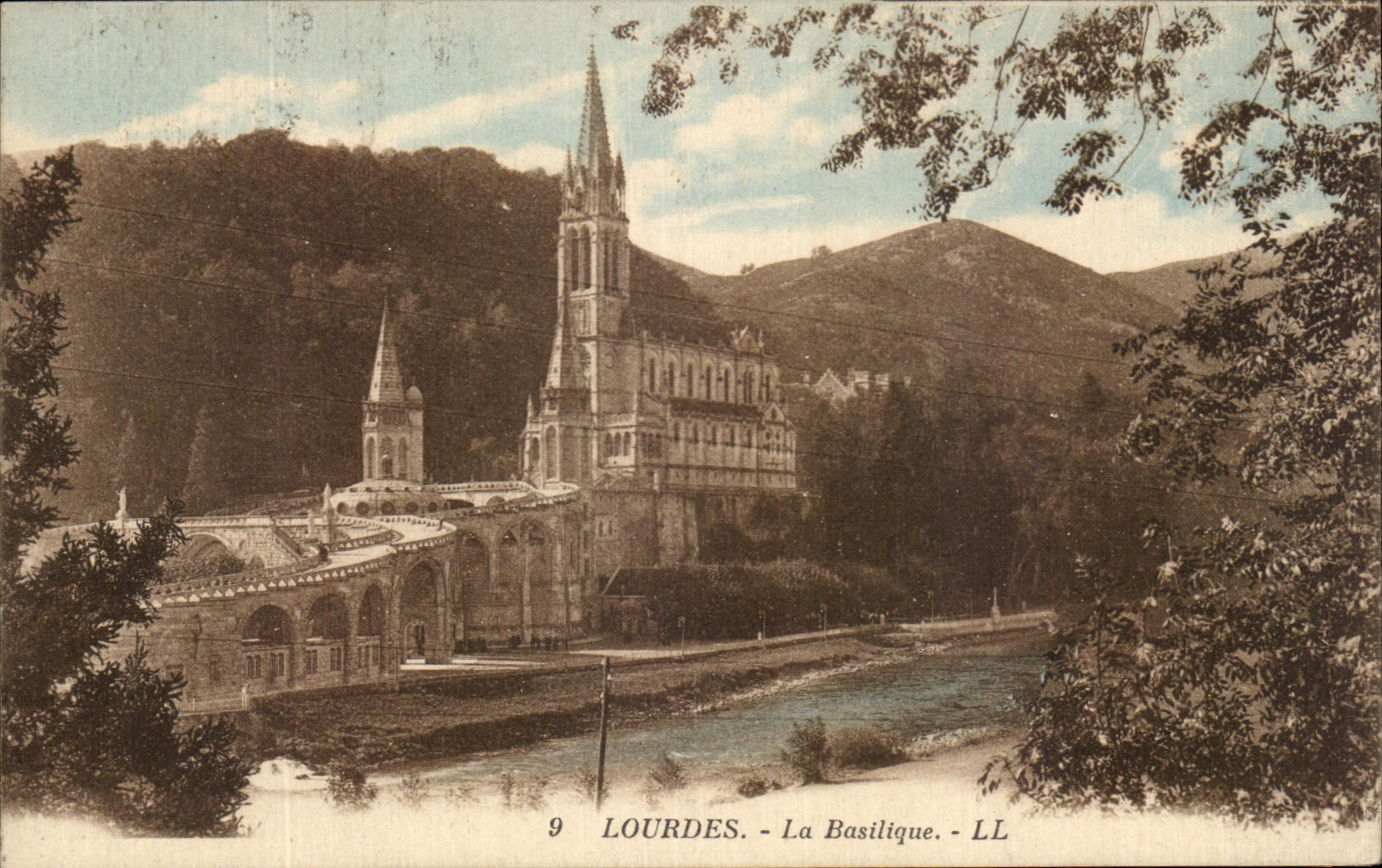 CPA Lourdes La Basilique