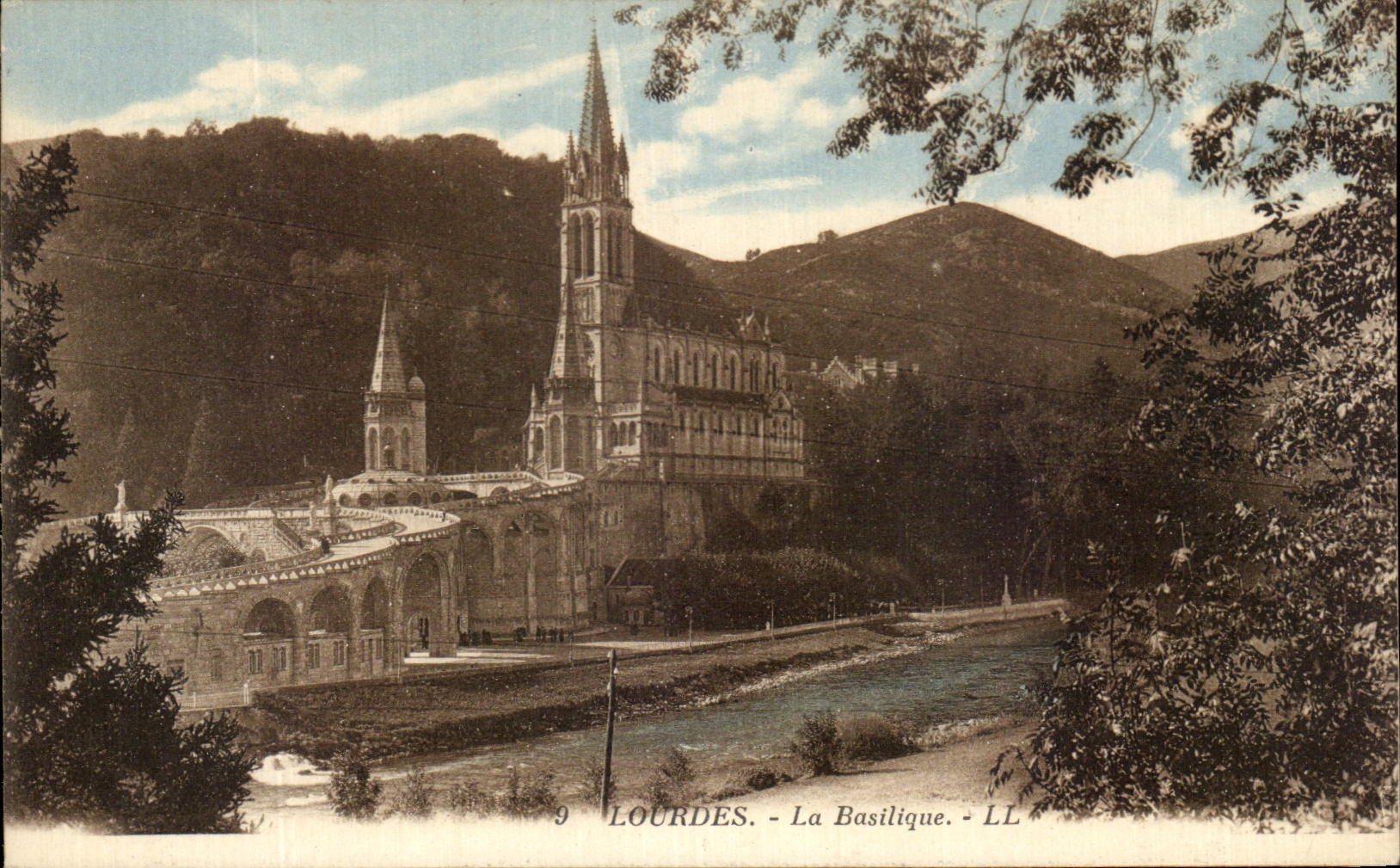 CPA Lourdes La Basilique