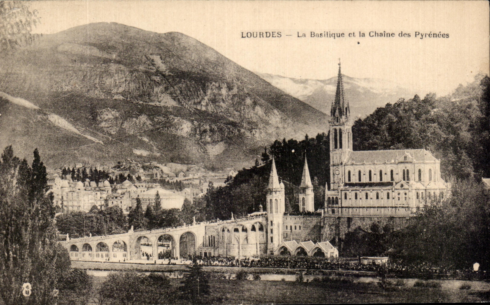 CPA Lourdes La Basilique Et La Chaine Des Pyrenees