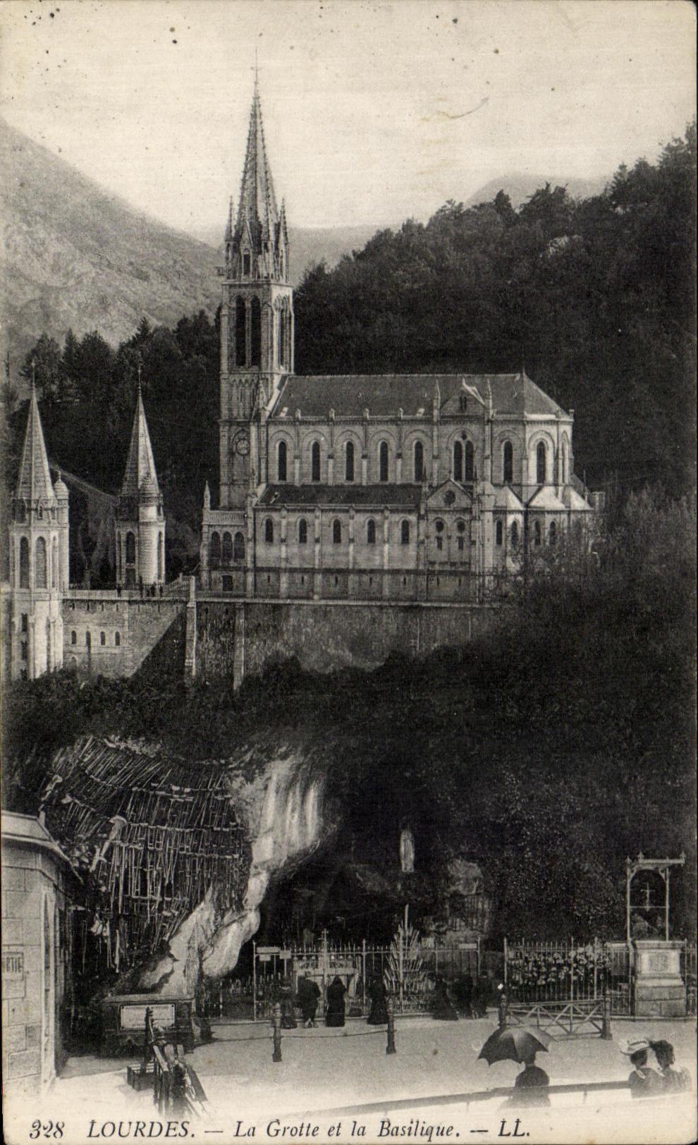 CPA Lourdes La Grotte Et La Basilique