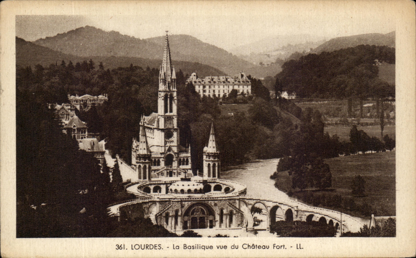 CPA Lourdes La Basilique vue du Chateau Fort