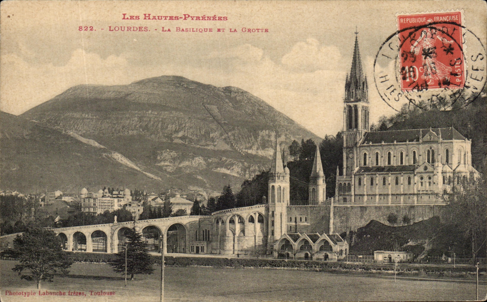 CPA Lourdes La Basilique et la Grotte