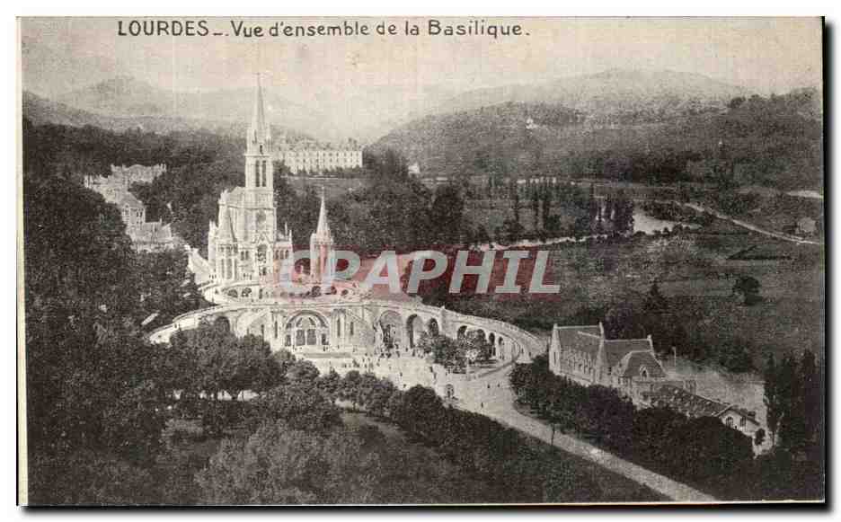 CPA Lourdes Vue d'ensemble de la Basilique
