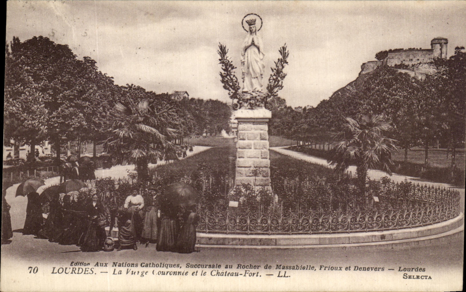 CPA Lourdes La Vierge Couronnee et le Chateau Fort