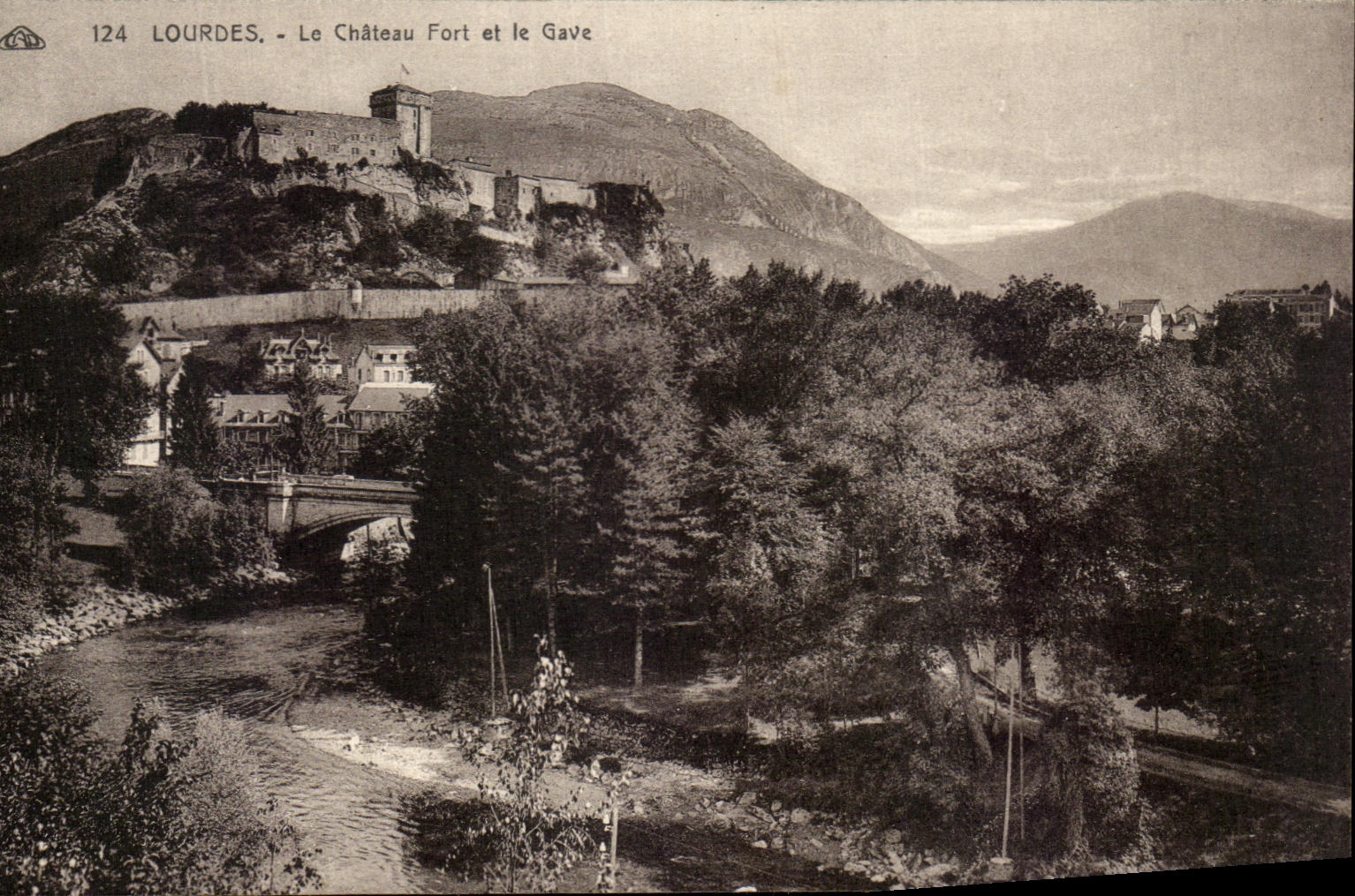 CPA Lourdes Le Chateau Fort et le Gave