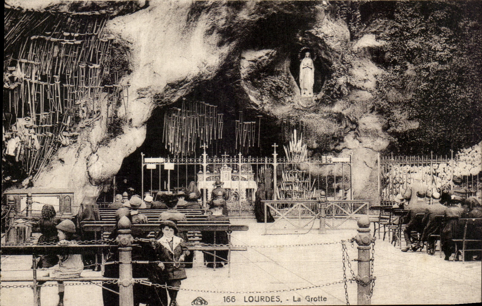 CPA Lourdes La Grotte enfants