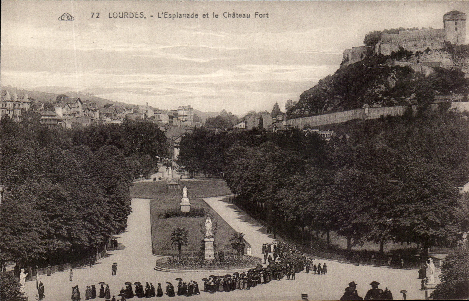 CPA Lourdes L'Esplanade et le Chateau Fort