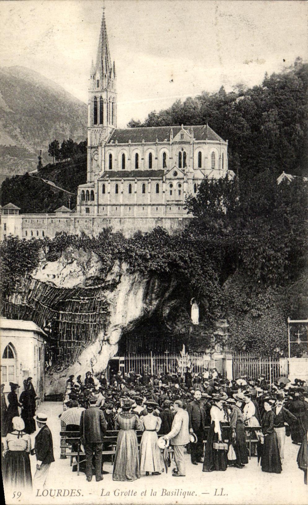 CPA Lourdes La Grotte et la Basilique