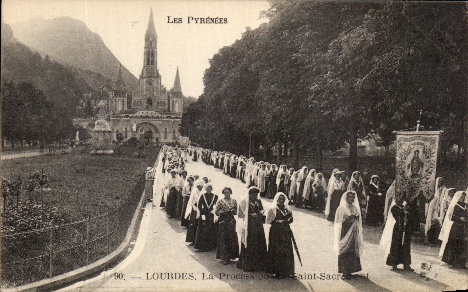 CPA Lourdes La Procession Saint Sacrement