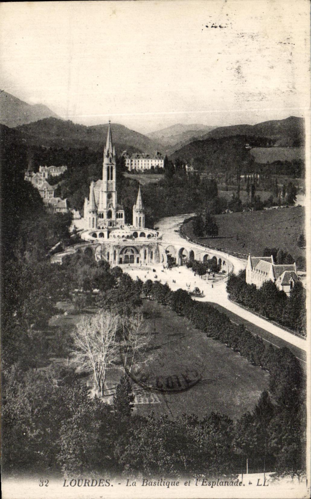 CPA Lourdes La Basilique et l'Esplanade