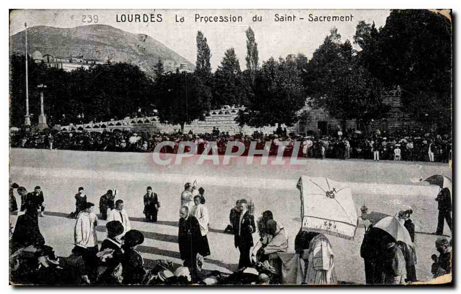 Lourdes — La Procession du Saint-Sacrement — édition Lourdes, n° 239