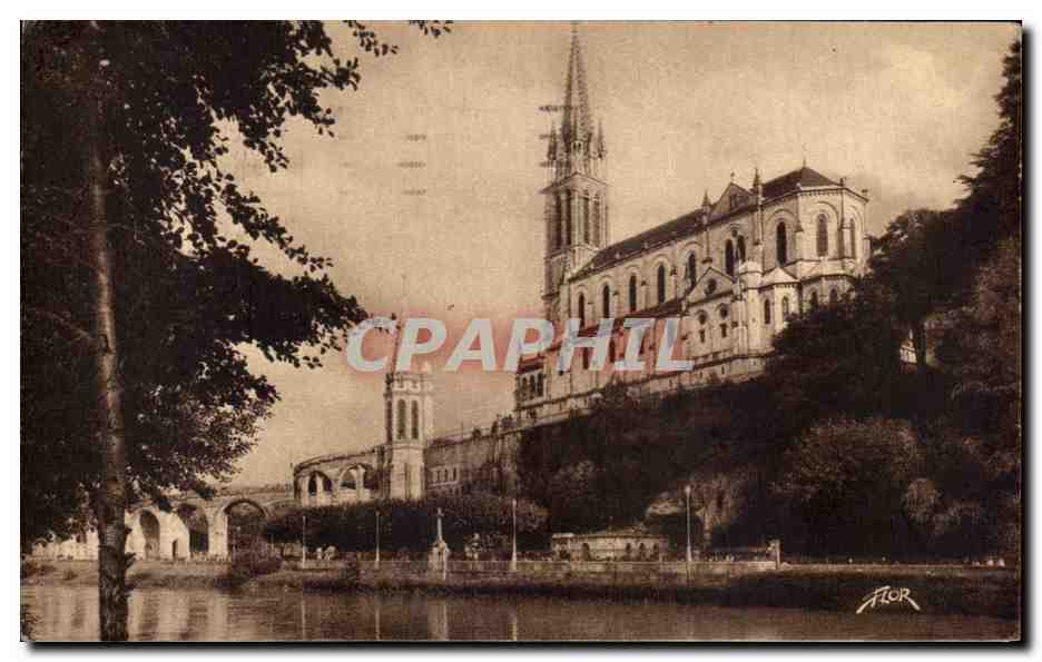 CPA Lourdes La Basilique vue prise du Gave