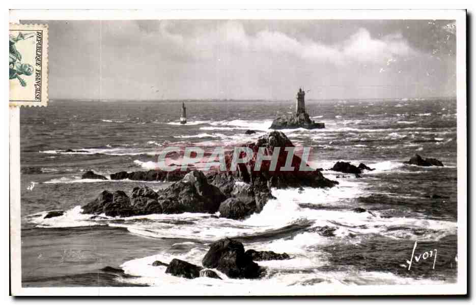 CPA Pointe du Raz (Finistere) Le Phare de la Vieille au loin l'ile de Sein