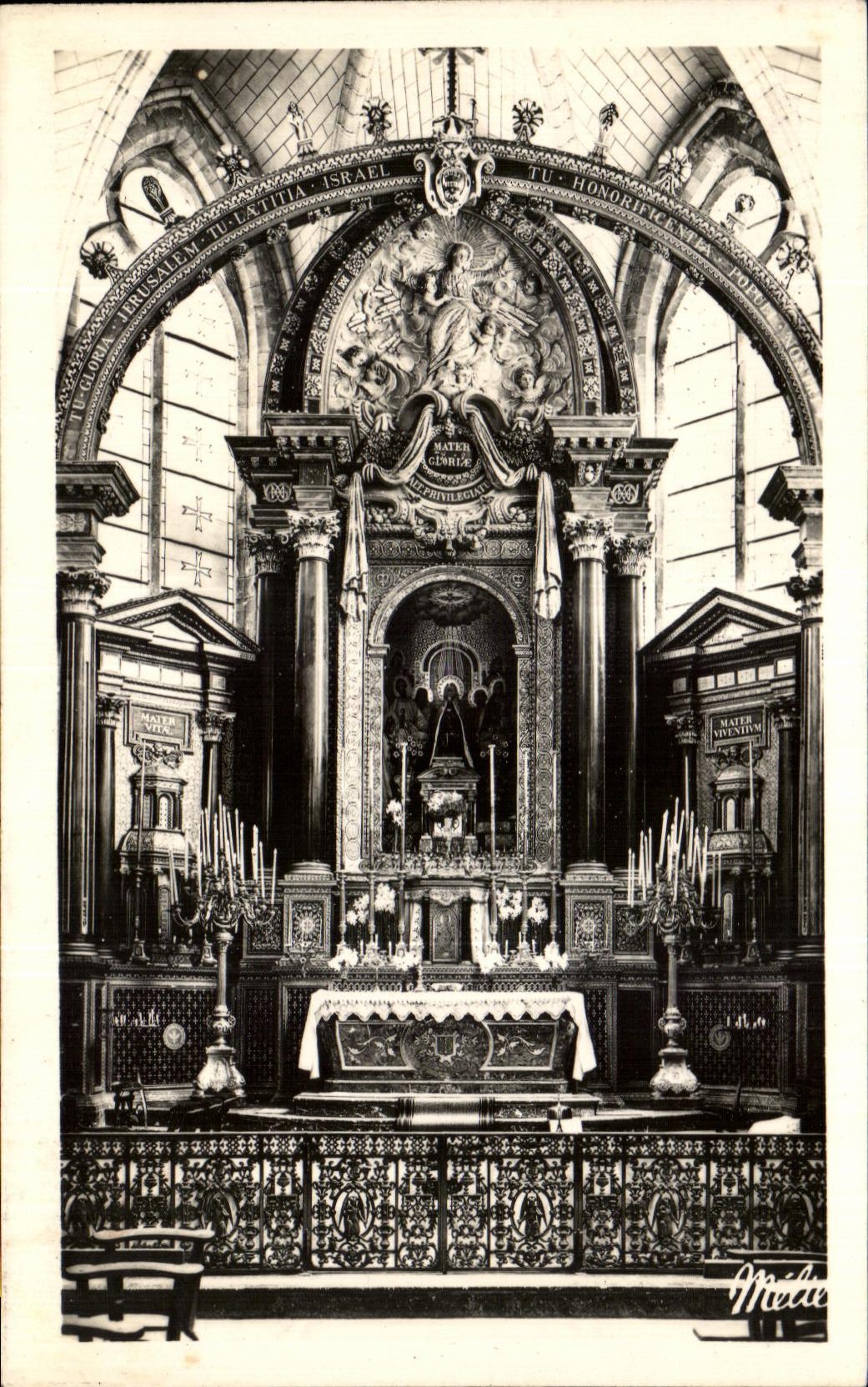 Notre-Dame de Liesse — Heiligtum, Altar und Siegesbogen — Médicis