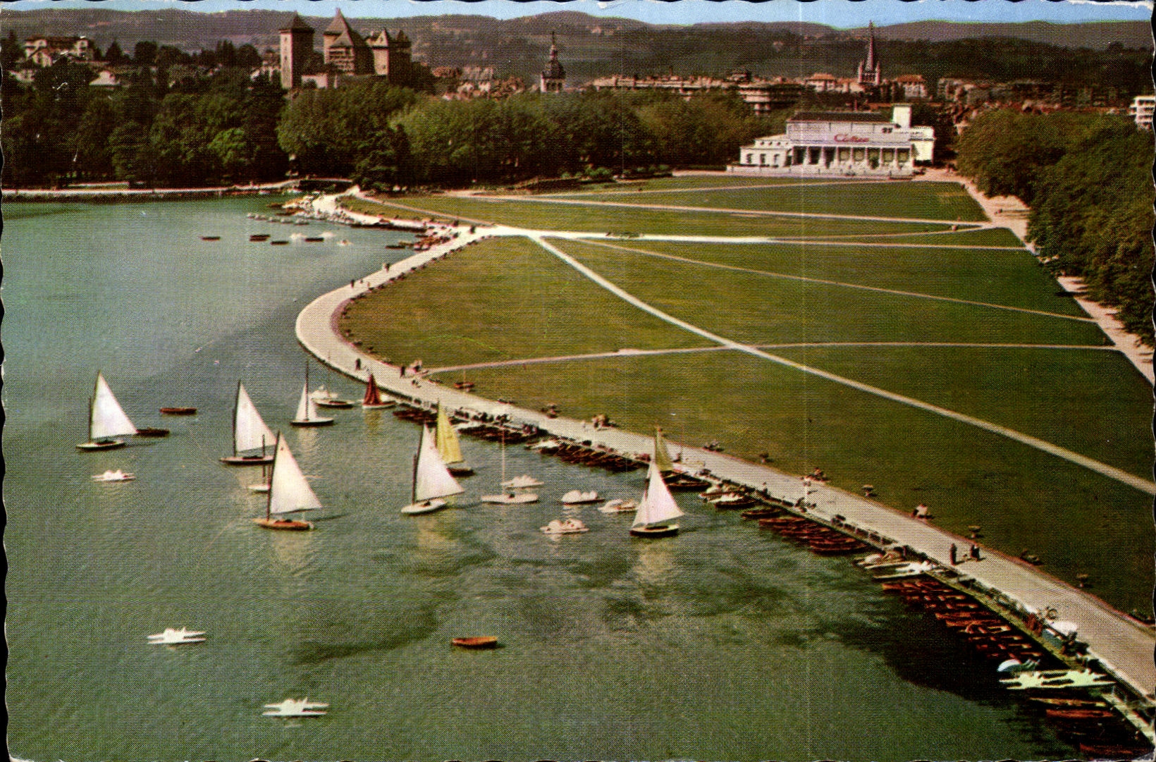 Annecy — Vue aérienne de l'esplanade du Paquier, le Casino et le Château de Nemours — Éditions Télé S.A. Annecy