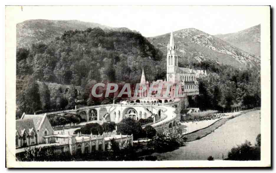 CPA Lourdes Vue d'ensemble de la Basilique