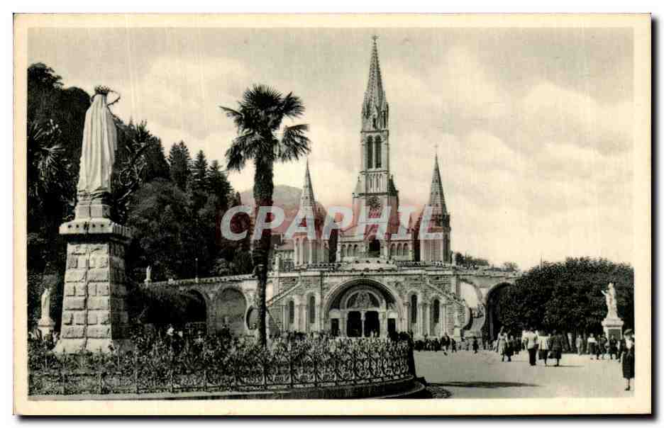 CPA Lourdes La basilique et La Vierge Couronnee