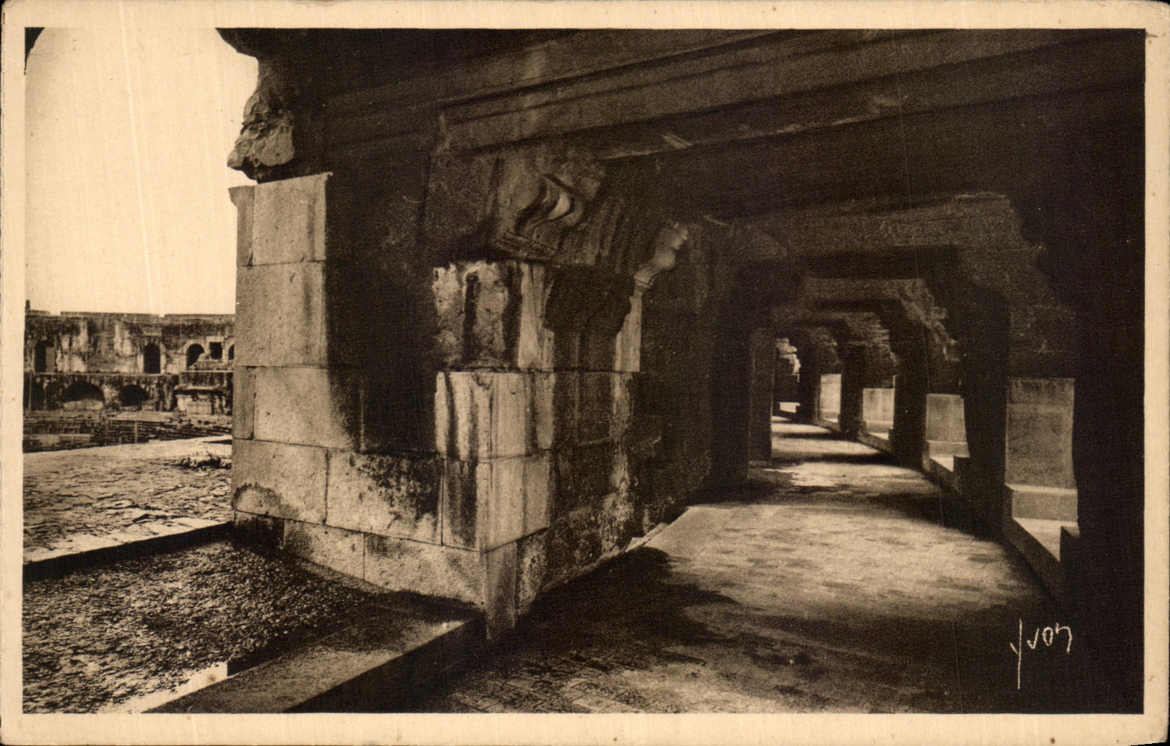 Les Arènes - Galerie monumentale du 1er étage — Nîmes (Gard) — Éditions d'Art Vivendi