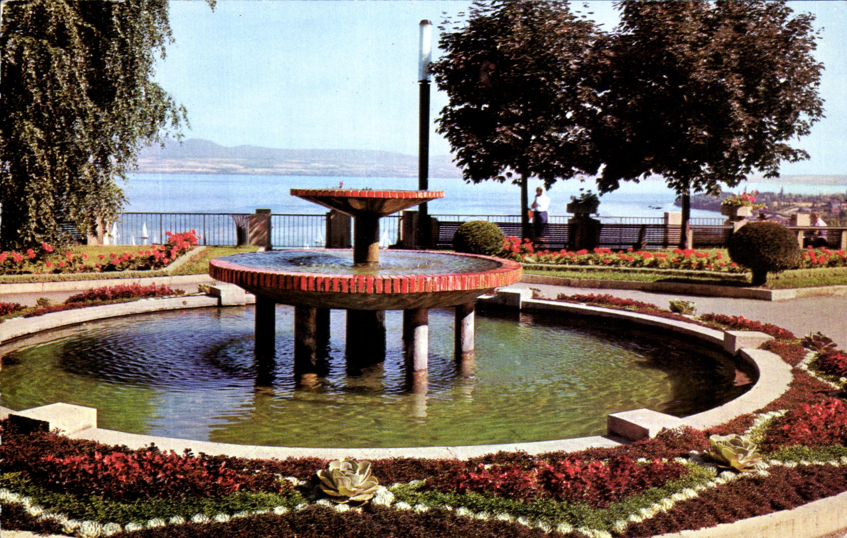 CPA Thonon Les Bains Les Jardins du Chateau de Sonnaz le Leman et la Rive 