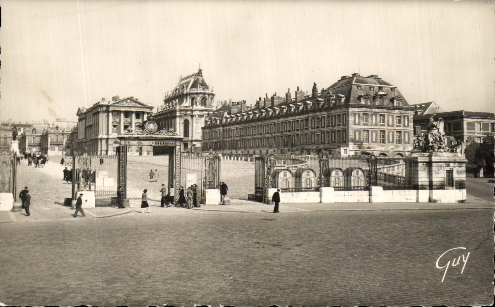CPA Versailles Et Ses Merveilles Le Chateau Les Grilles et la Cour des Ministres Au Fond a gauche le Pavillon Gabriel