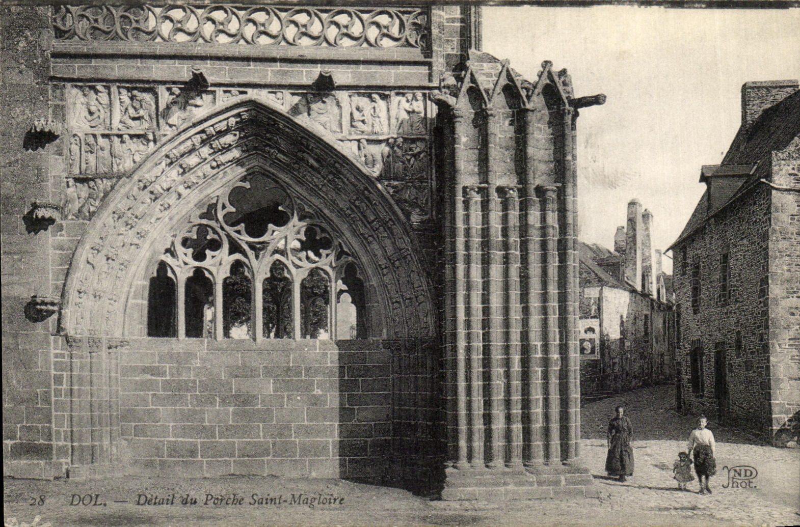 CPA Dol Detail du Porche Saint Magloire