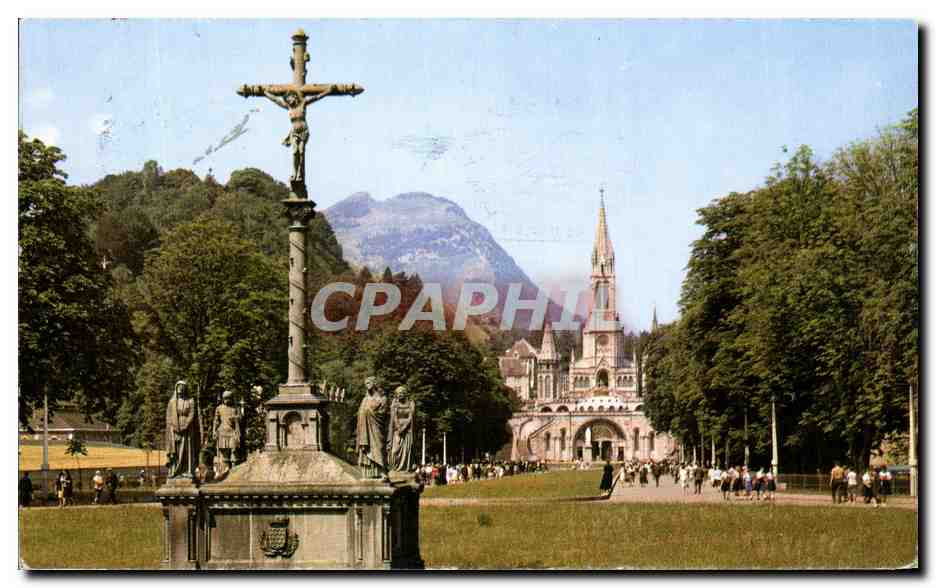 CPSM Lourdes Le Calvaire Breton et la Basilique