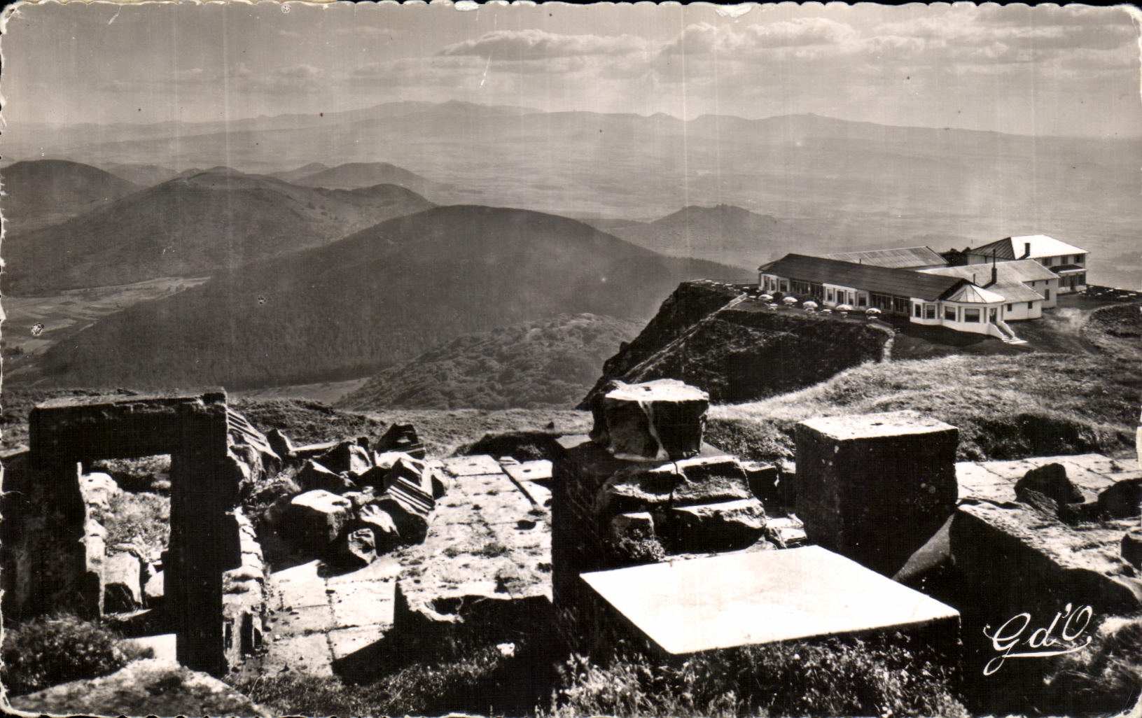 Puy-de-Dôme — Ruines du Temple de Mercure et chaîne des puys Sud — Édition G.d.O.
