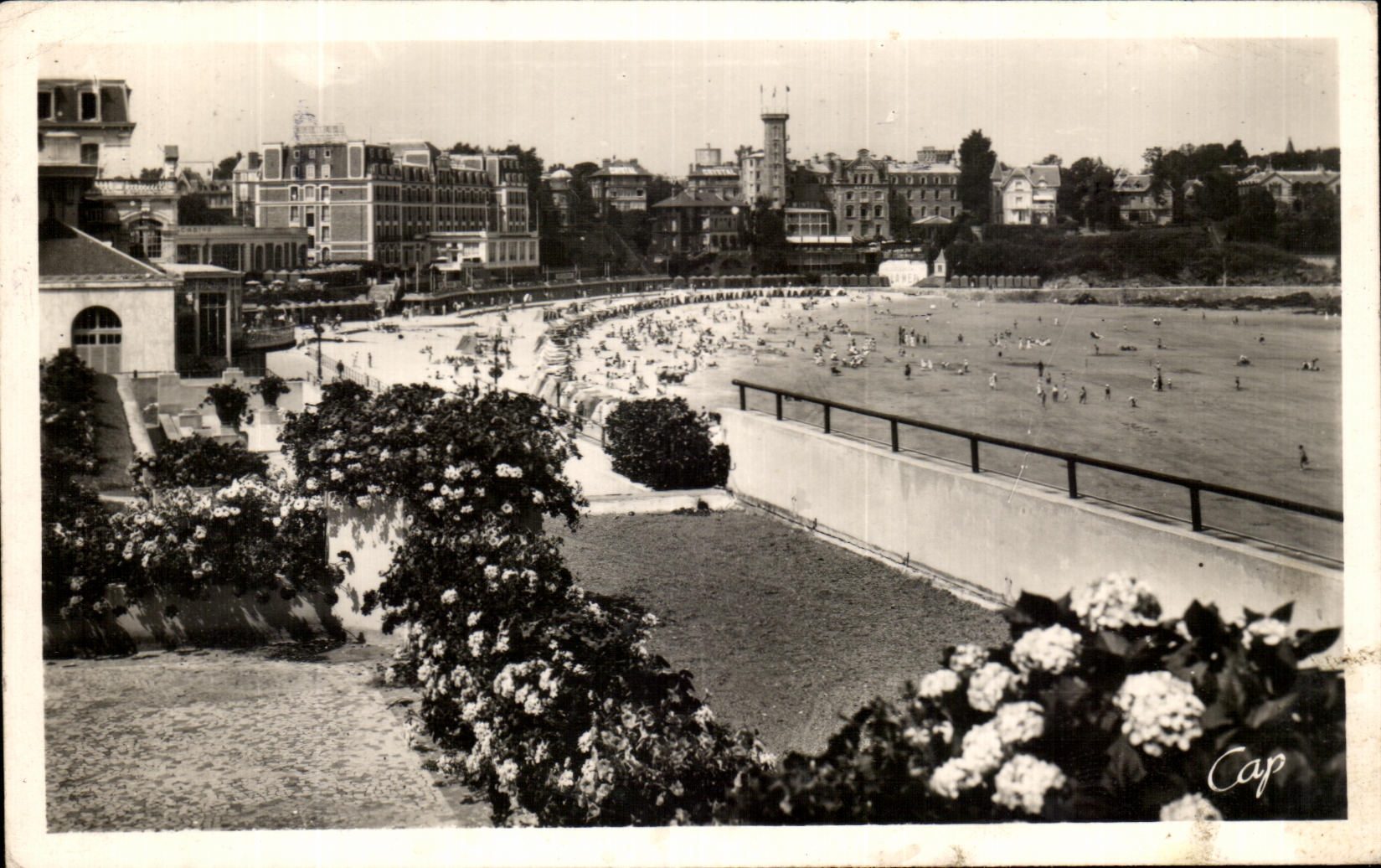 La Plage vue du Casino Municipal — Dinard — éditeur (S.I.)