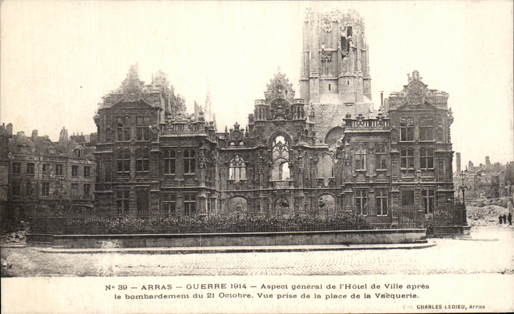 Arras — Aspect général de l'Hôtel de Ville après le bombardement du 21 Octobre 1914 — Charles Ledieu, Arras, n°39