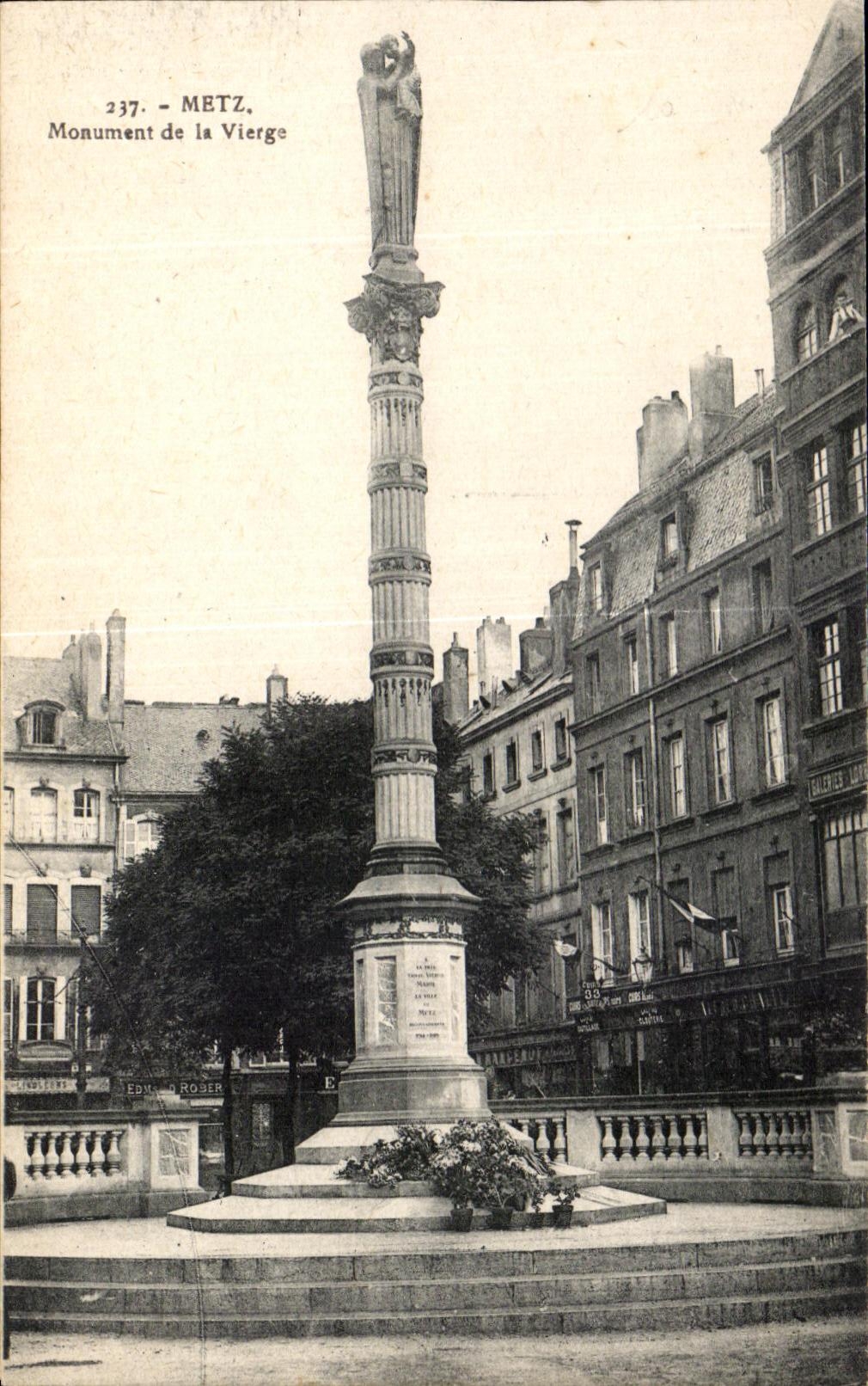 CPA Metz Monument de la Vierge