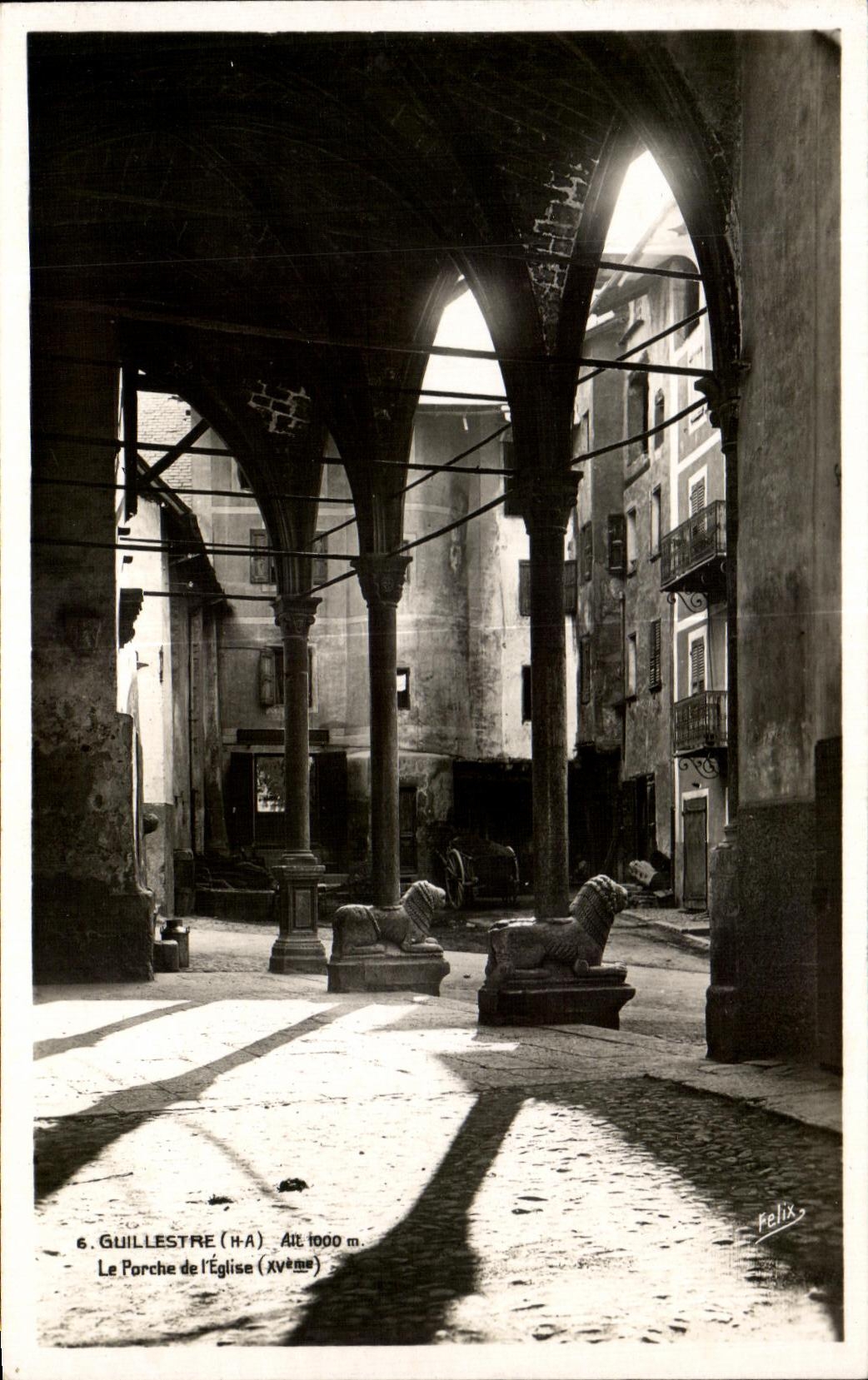 CPA Guillestre Le Porche de l'Eglise