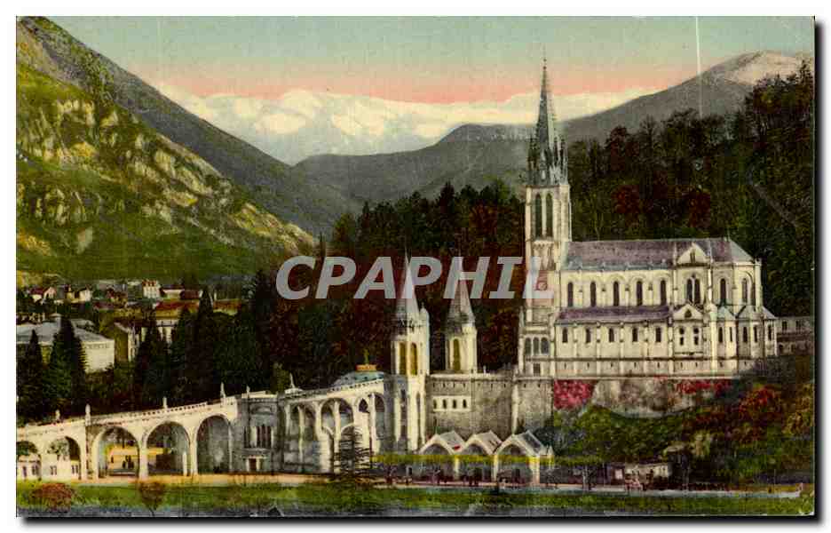 CPA Lourdes La basilique Et Les Montagnes