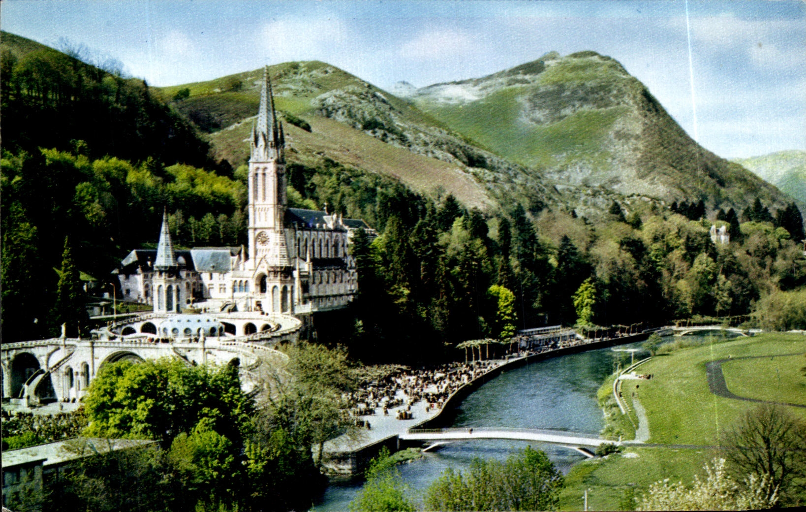 CPM Lourdes La Basilique le Gave et les Nonveaux Ponts Inaugures le 25 Mars 1966