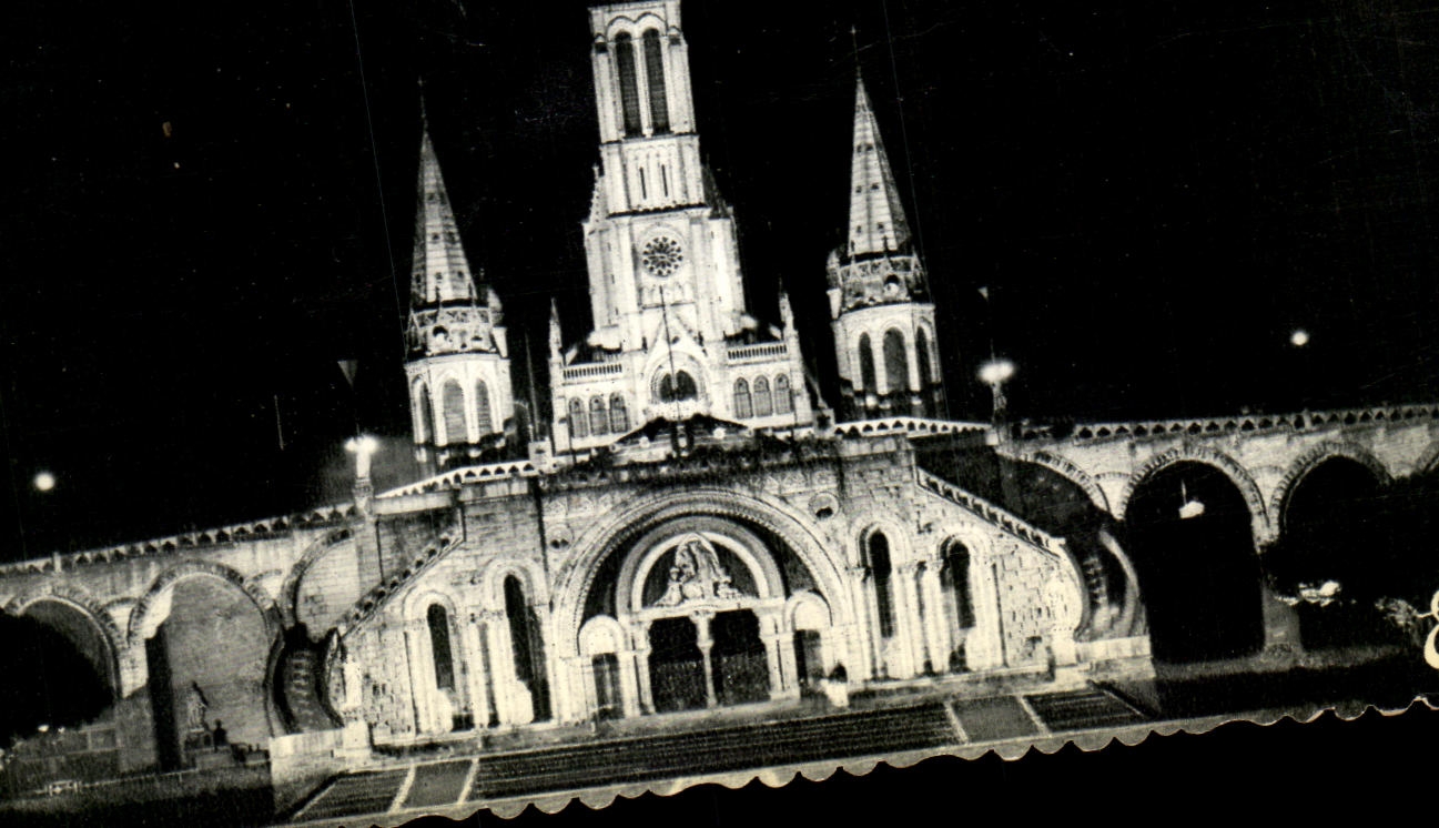 CPSM Lourdes La Basilique Illuminee