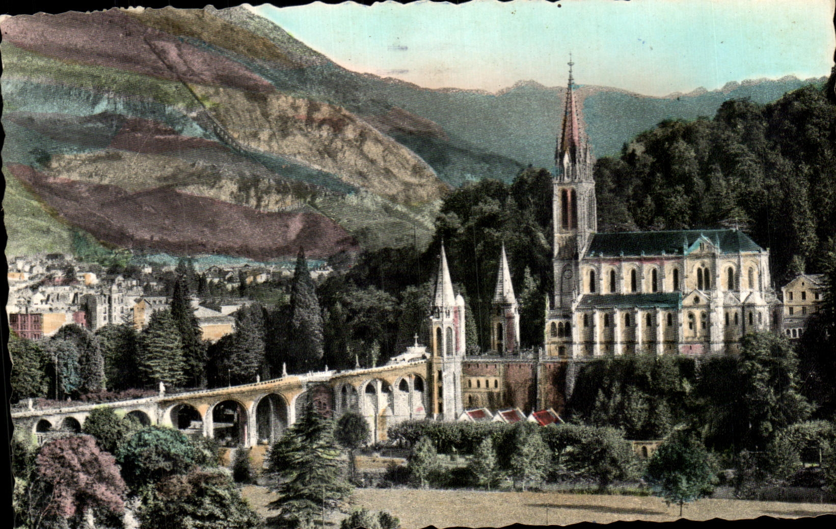 CPA Lourdes La Basilique vue de cote 