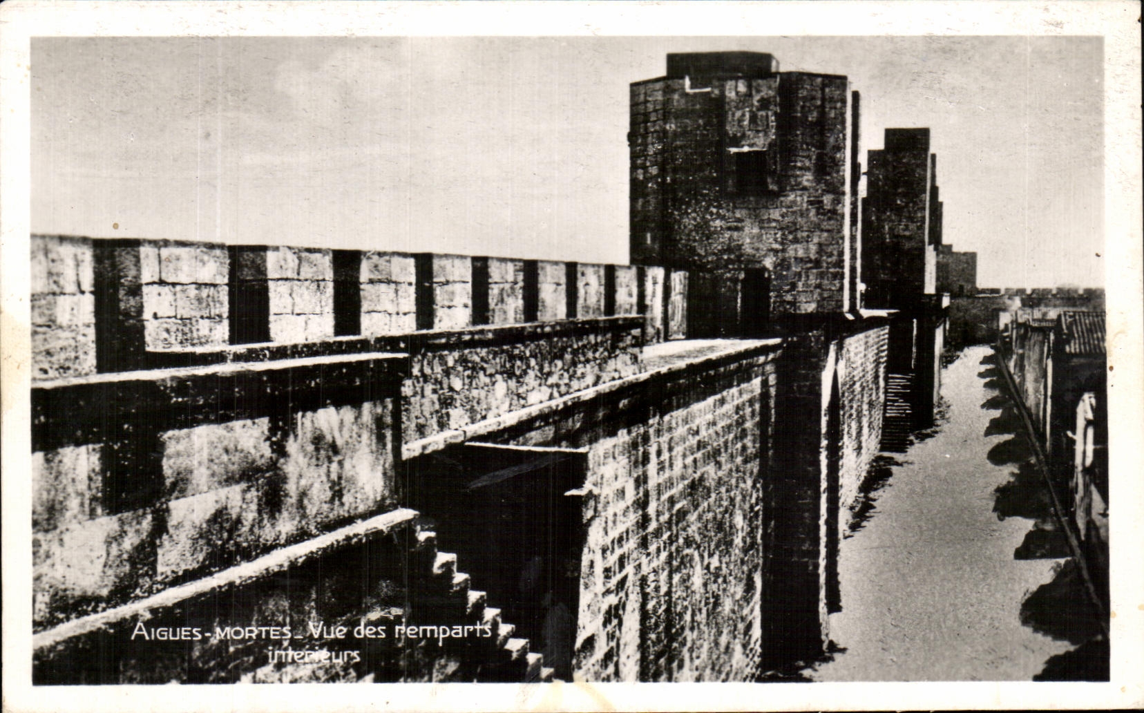 Aigues-Mortes — Vista de los muros interiores — Les Éditions Nardo-Toulouse