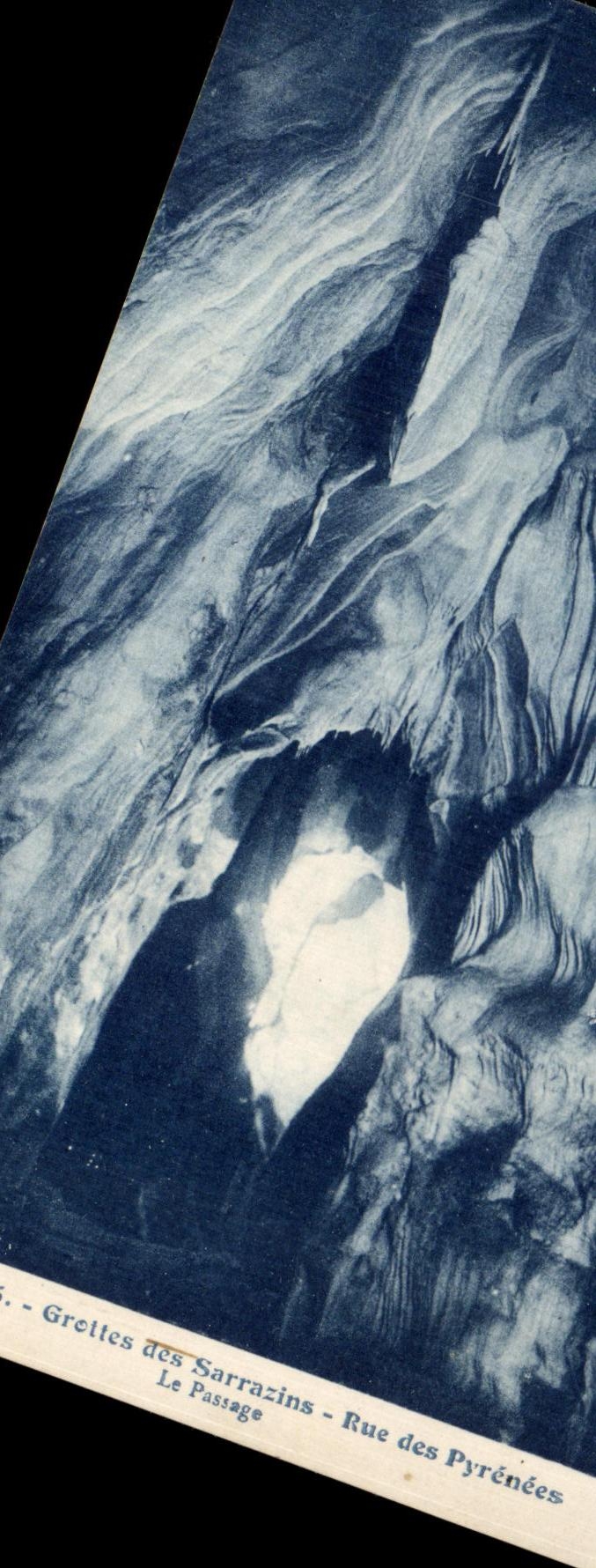CPA Lourdes Grottes des Sarrazins Rue des Pyrenees Le Passage