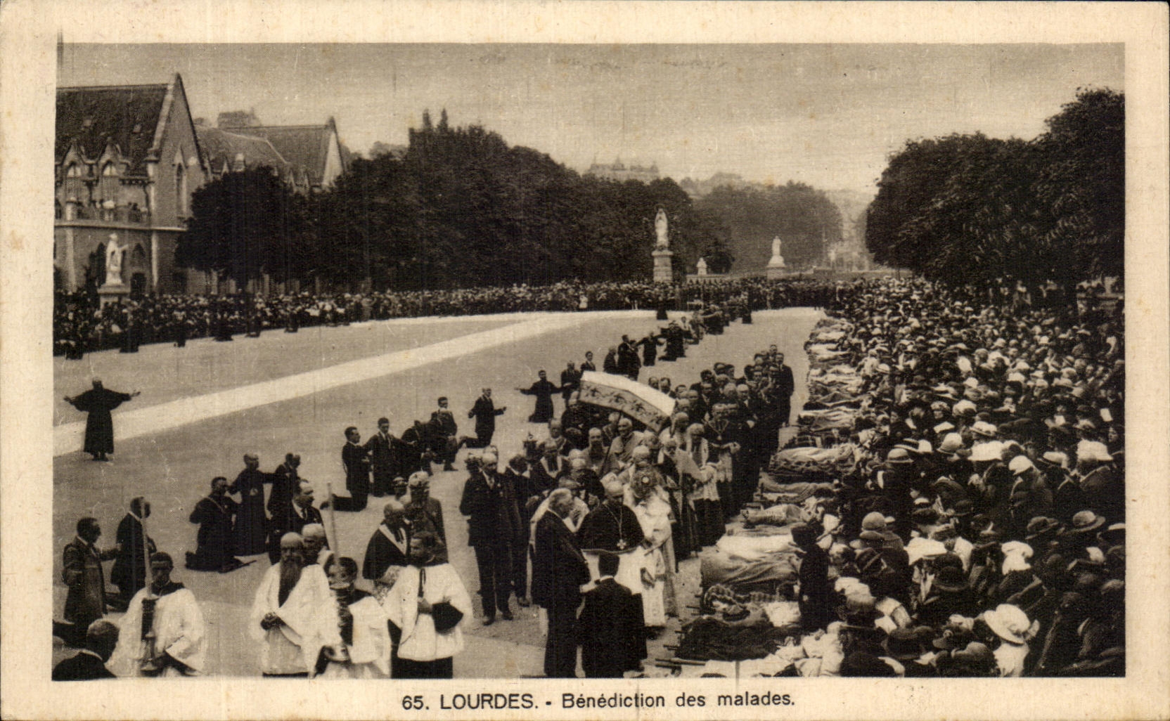 CPA Lourdes Benediction des Malades