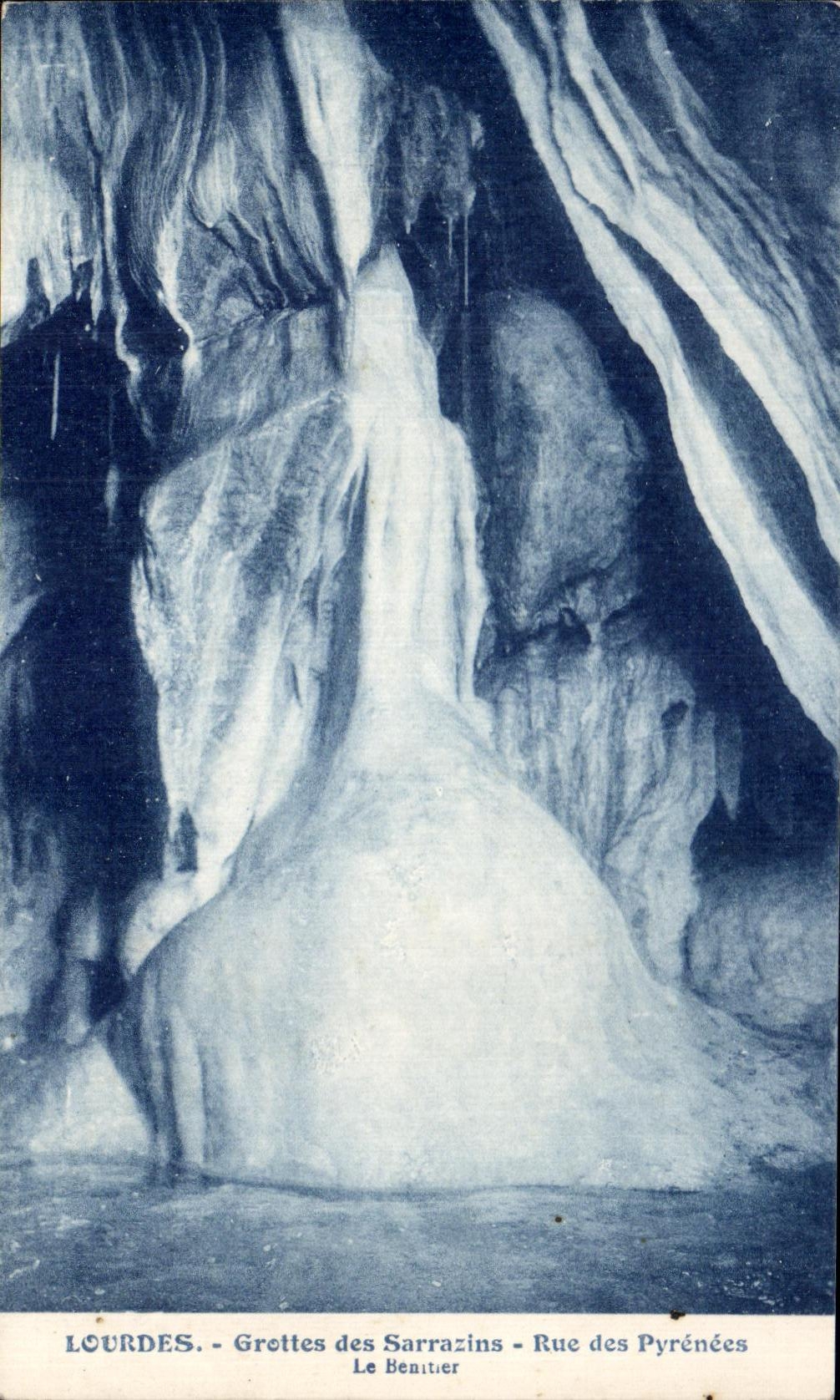 CPA Lourdes Grottes des Sarrazins Rue des Pynerees Le Benitier