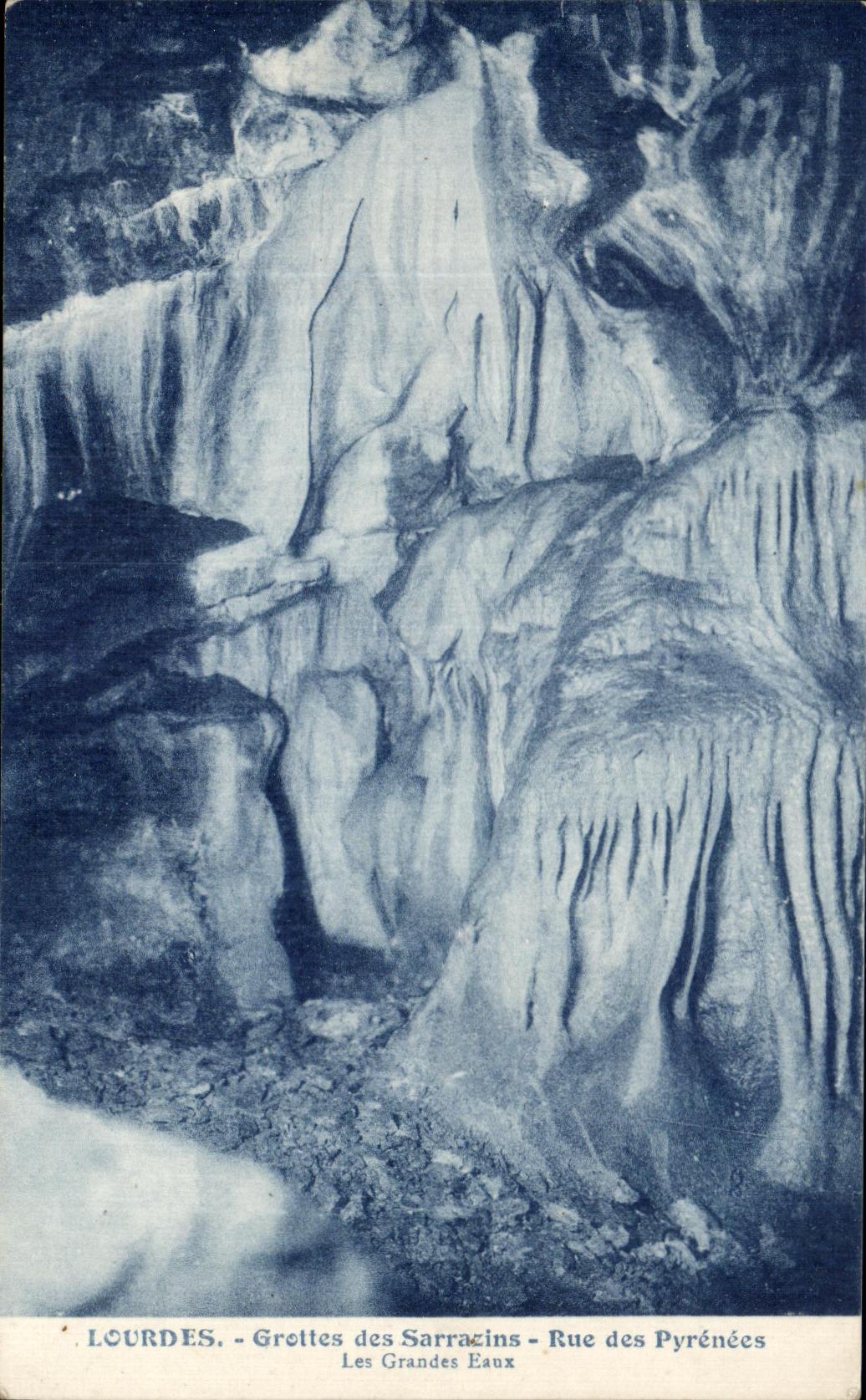 CPA Lourdes Grottes des Sarrazins Rue des Pyrenees Les Grandes Eaux