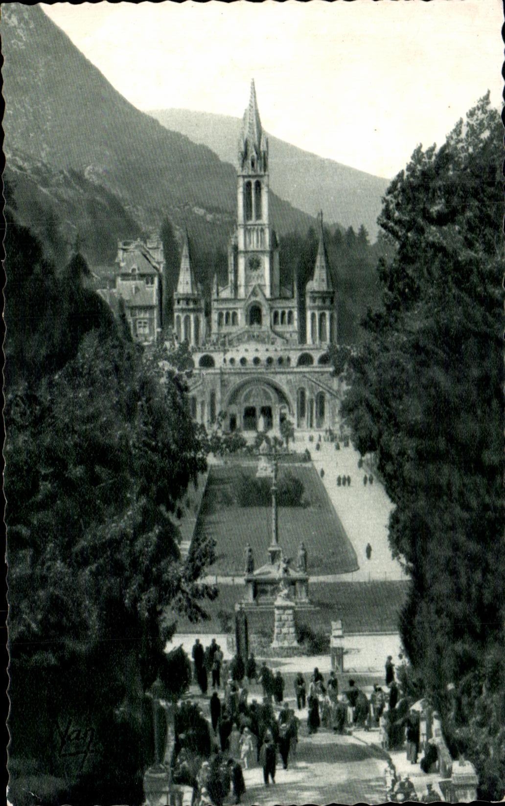 CPA Lourdes La Basilique Et l'Esplanade Des Processions 