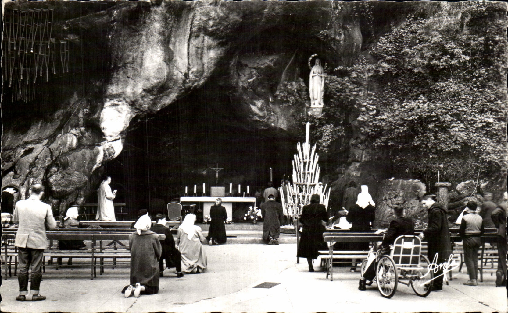 CPSM Lourdes La Priere Aux Pieds De La Vierge 
