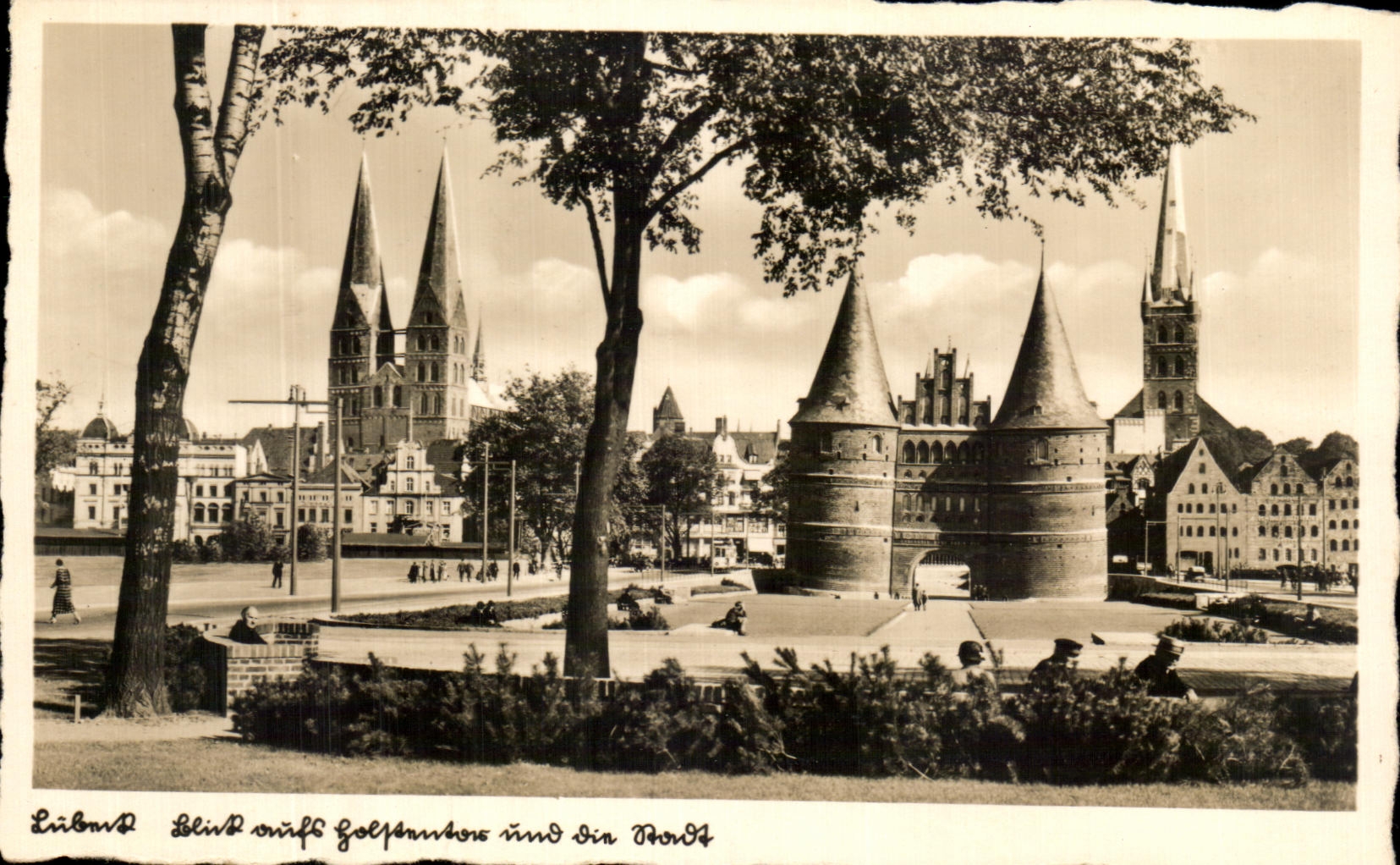 Lübeck — Vue de la porte Holstentor et de l'église Saint-Martin — Echte Fotografie