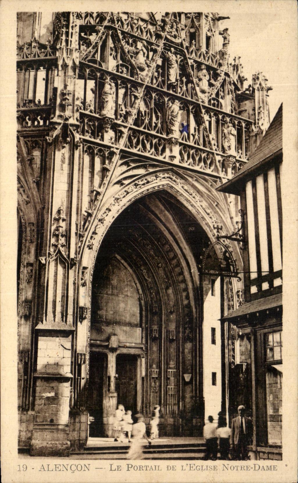 CPA Alencon Le Portail De L'eglise Notre Dame